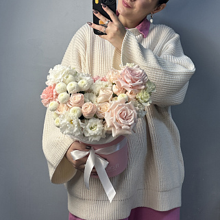 Розовая цветочная композиция