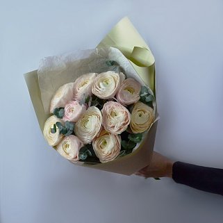 Букет из 11 ранункулюсов