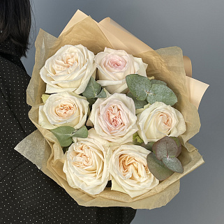 Букет пионовидных роз White O'Hara и эвкалипта XS