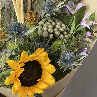 Мужской букет с подсолнухом в крафте