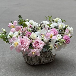 Розовая корзина с орхидеей S