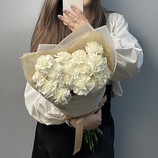 Букет из 15 белых гвоздик