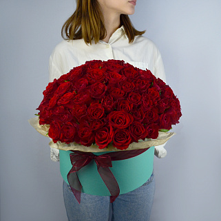 Букет в шляпной коробке из 75 красных роз (Кения)