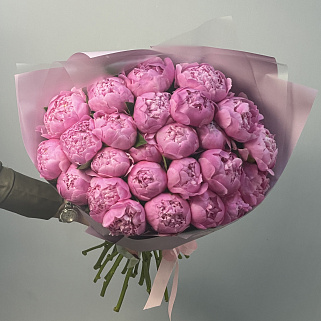 Букет из 25 ярко-розовых пионов