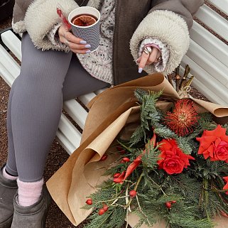 Алый зимний букет