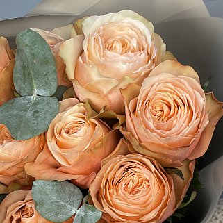 Букет пионовидных роз Kahala и эвкалипта M