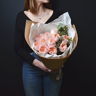 Букет пионовидных роз Juliet и эвкалипта М