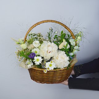 Корзина полевых цветов