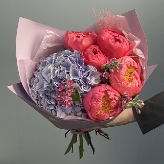 Сборный букет гортензий и пионов Эмили