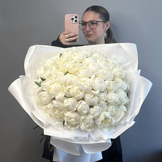 Букет из 51 белого пиона
