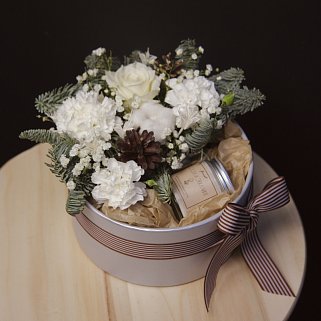 Белая зимняя коробочка с соевой свечой