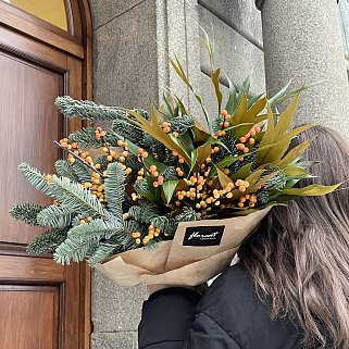 Зимний букет для дома с желтым илексом