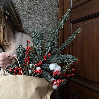 Зимний букет для дома с илексом и хлопком
