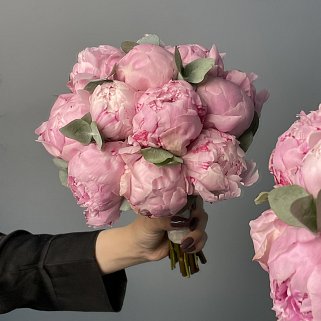 Свадебный букет невесты из 15 розовых пионов и эвкалипта