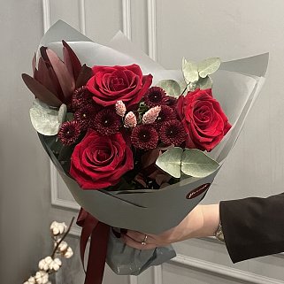Сборный букет Алый комплимент S