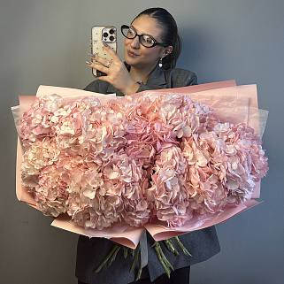 Букет из 15 розовых гортензий