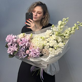 Сборный букет в лиловых оттенках