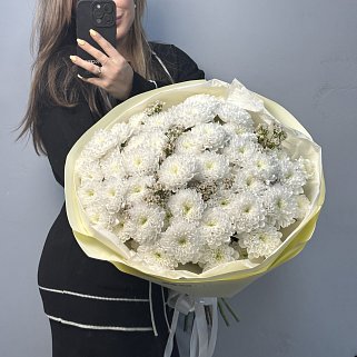 Букет из 9 хризантем Baltica и ваксфлауэра