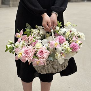 Розовая корзина с орхидеей S