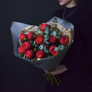 Букет пионовидных роз Red Piano и эвкалипта L