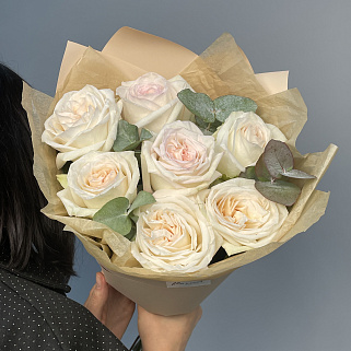 Букет пионовидных роз White O'Hara и эвкалипта XS