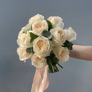 Свадебный букет невесты из 11 роз White O'Hara и эвкалипта