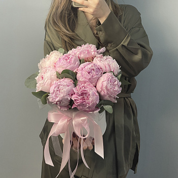 Букет в шляпной коробке из 9 пионов