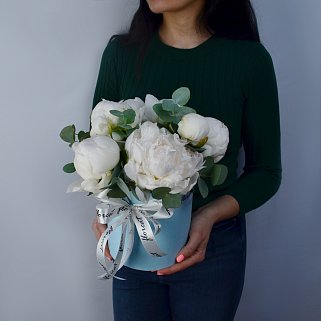 Букет в шляпной коробке из 9 белых пионов