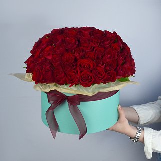 Букет в шляпной коробке из 75 красных роз (Кения)