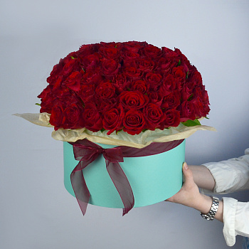 Букет в шляпной коробке из 75 красных роз (Кения)
