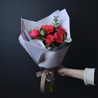 Букет пионовидных роз Red Piano и эвкалипта S