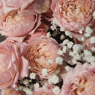 Букет пионовидных роз Juliet и гипсофилы