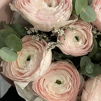 Букет из 7 ранункулюсов и лимониума