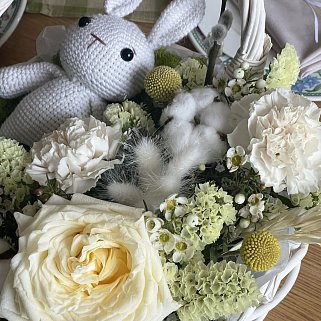 Пасхальная цветочная корзина с зайкой
