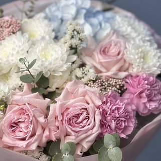 Сборный букет Весеннее небо M