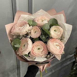 Букет из 7 ранункулюсов и лимониума