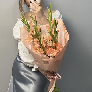 Букет из 5 персиковых гладиолусов