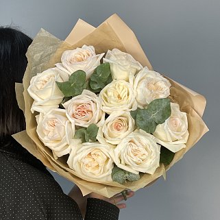 Букет пионовидных роз White O'Hara и эвкалипта S