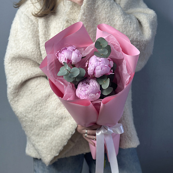 Букет из 3 розовых пионов и эвкалипта