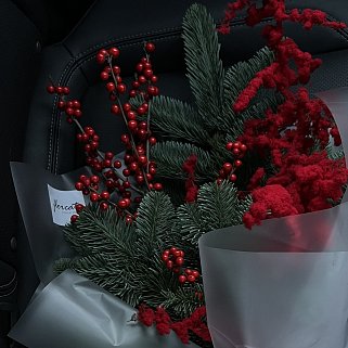 Алый зимний букет