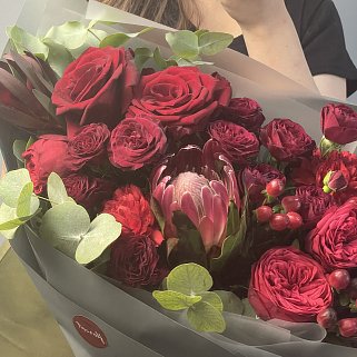 Сборный букет Алый комплимент L