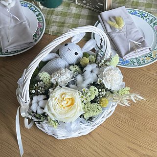 Пасхальная цветочная корзина с зайкой